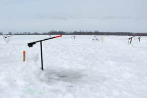 Plusieurs brimbales sont regroupées sur le lac gelé pour la pêche hivernale.