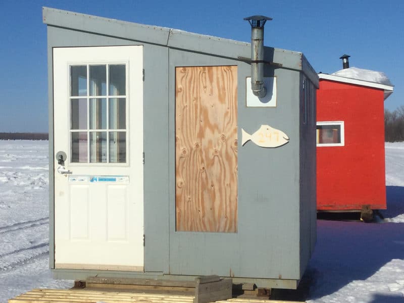 Où pêcher l'hiver? Dans une petite cabane de pêche déposée sur la glace.