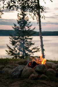 Feu de camp allumé près du lac