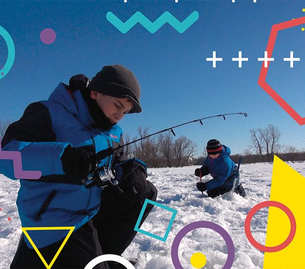 Deux enfants pêchent sur la glace (des formes géographiques colorées superposent la photo)