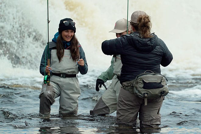 Femmes pratiquant la pêche à la mouche